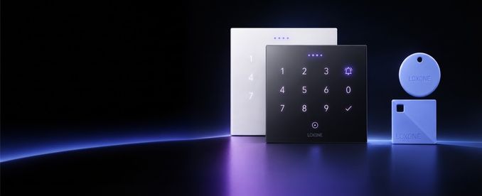 白色与黑色两款 NFC Code Touch 门禁键盘和 NFC 钥匙扣，摆在泛着紫色光带的深色台面上